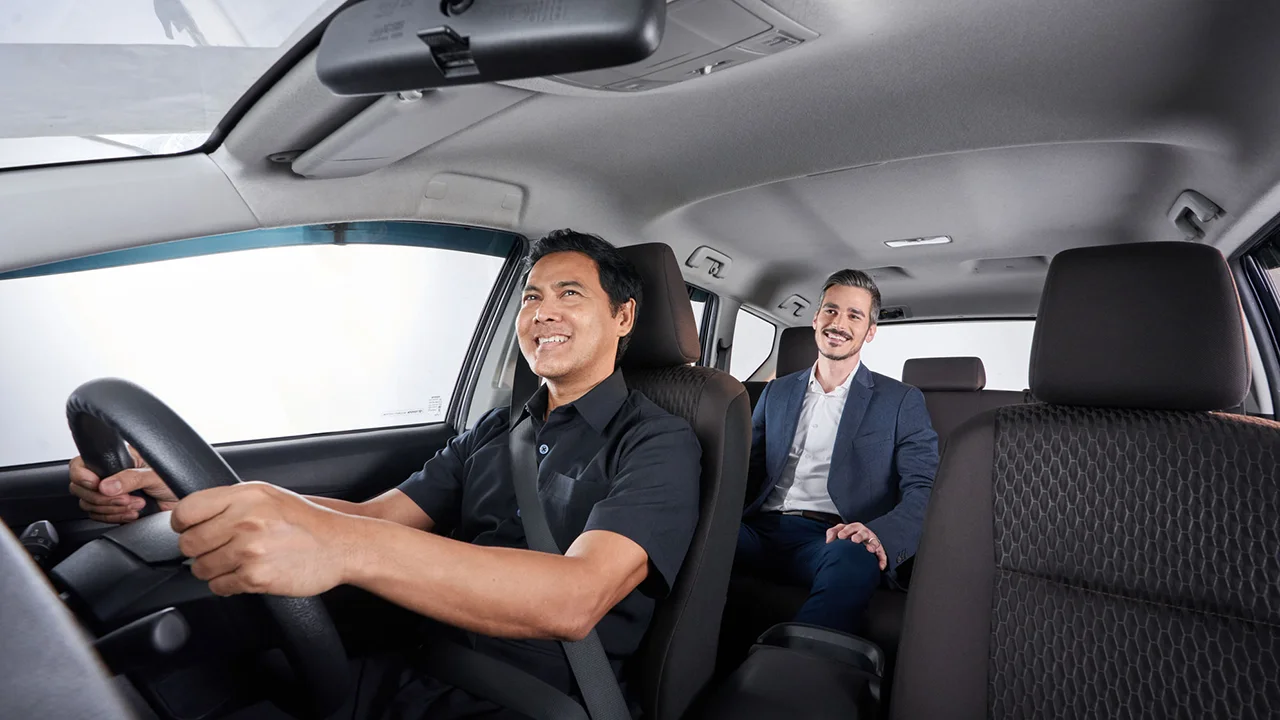 sewa mobil lepas kunci vs supir